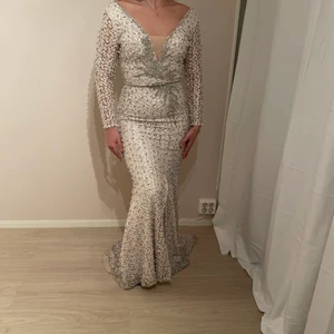 Festklänning  - För mer information/frågor skriv dm vid seriöst intresse 