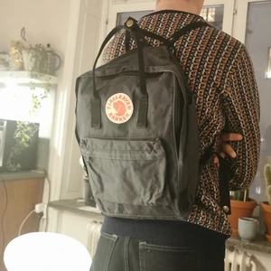 Kånken - Svart kånken, rymmer laptop. 