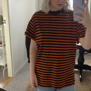 Svart och orangerandig T-shirt fr monki - En ball randig T-shirt från monki! Storlek S men passar även M! Bra skick! Köparen står för frakten (66kr) 🥰
