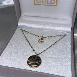 Guldigt halsband - Guldigt dubbel halsband från Ur & Penn med berlocker! Väldigt fint och i perfekt nyskick! 🧡Kommer dock inte till användning längre då jag har många som är nästan likadana⭐️💍 24 + 22 kr frakt, kontakta för fler bilder eller frågor