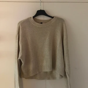 Stickad tröja - En snygg beige stickad tröja från HM. Väldigt bra skick. Tunn i matrialet. Kontakta mig för fler bilder. Pris kan diskuteras! 