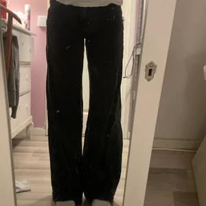 Svarta jeans från Gina tricot - Säljer nu mina svarta jeans från Gina tricot, jättefina men kommer tyvärr inte till använding 