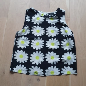 Topshop topp med blommor - Blommig topp från Topshop fint och Skönt material. Fint skick