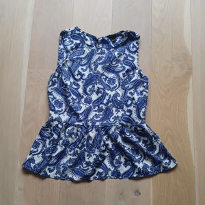 Peplumtopp Paisley  - Topp från forever 21 strlk M fint skick semiöppen rygg 