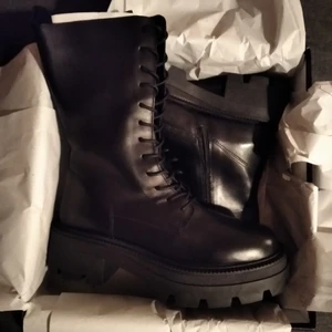 ZIGN Boots - Helt nya äkta ZIGN skinn boots i storlek 39. Har kostat 1295kr och kvitto finns och säljes för 850kr.