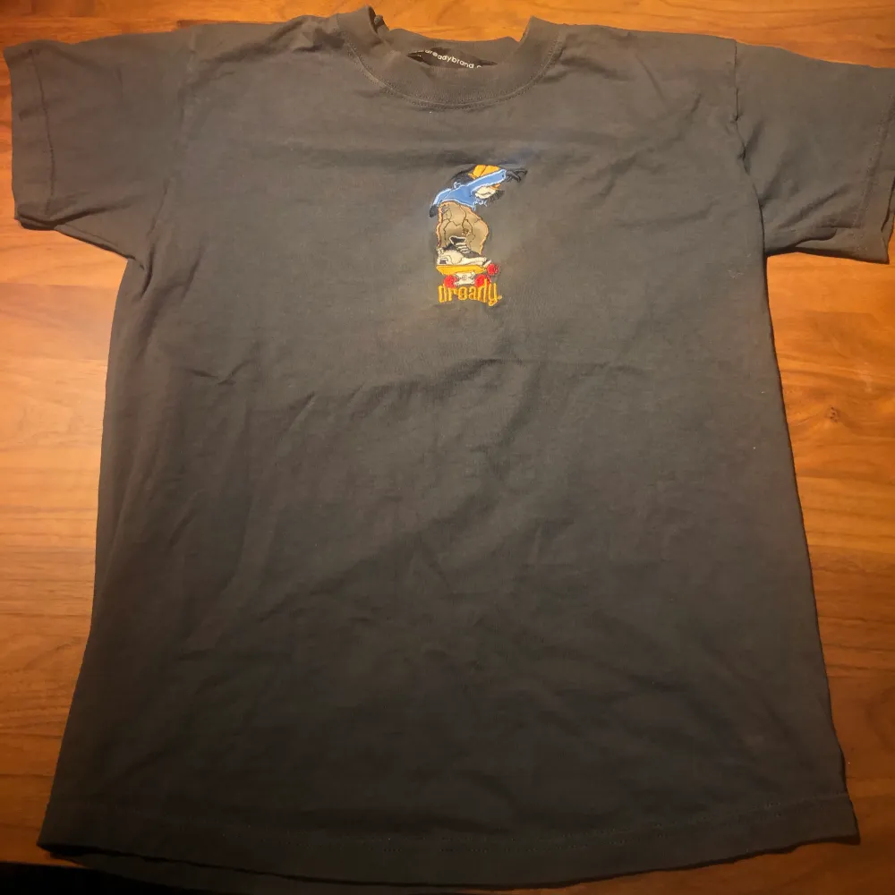 En rare Dready t-shirt från 90-talet! Köptes för 600kr från en vintage affär och den har bara använts en gång. Den passar bra på mig som är XS och passar även en S! Skriv för mer bilder :). T-shirts.