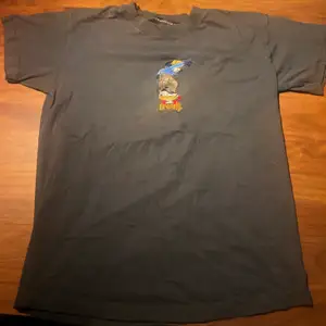 En rare Dready t-shirt från 90-talet! Köptes för 600kr från en vintage affär och den har bara använts en gång. Den passar bra på mig som är XS och passar även en S! Skriv för mer bilder :)