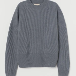 H&M Kashmir tröja - Ribbstickad 100% Kashmir tröja från H&M i gråblå. Strl S. Använd 1 gång. Nypris 1299kr. 