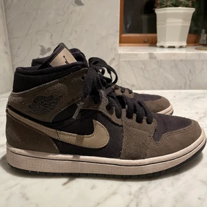 Nike Jordens Mocka Gröna storlek 40 - Jätte fina Jorden Middle som jag köpte i Milano i slutet av 2019. Bra skick! Har tyvärr inte kvar kvittot men man kan scanna ur-koden uppe på bilden! Passar både stl 39-40. Betalas med swish!