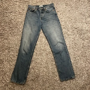 POPULÄRA ZARA-JEANS  - Säljer mina populära zarajeans i storlek 36. Dem är sparsamt använda och säljer pga av att dem är lite för korta för mig. Det finns inga tecken på användning. 