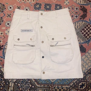 My mum made it kjol  - Säljer denna supersnygga kjolen från my mum made it.  I storlek S men skulle säga att den passar en XS/XXS. 