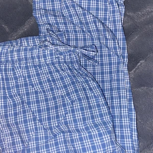 pyjamasbyxor  - säljer dessa pyjamasbyxor som kom i ett 2 par ifrån HM. Har 2 stycken 2-par, ett i storlek M och ett par i storlek XS! Man behöver inte köpa båda paren i dom olika storlekarna utan det går bra att bara köpa ett par! Säljer för dom är för långa på mig och råkade köpa ett par i M också! Aldrig använda men tyvärr ingen lapp kvar då jag drog av den när ja testade! Ett par 150, båda paren 300!