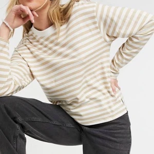 Randig tröja beige Monki XS - Säljer då den tyvärr aldrig kommit till användning. Strl XS från Monki. 100kr, köparen står för frakt (pris kan diskuteras vid snabb affär)🤍 (kan absolut strykas innan frakt)
