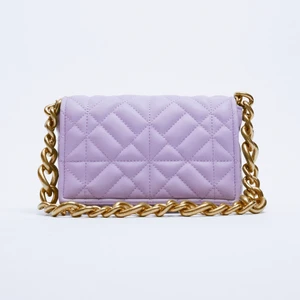 Väska från zara - Lila väska från zara. Fint skick, använd fåtal gånger.