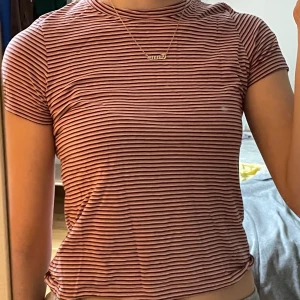 T-shirt från pull and bear  - Fin rosa randig T-shirt från pull and bear i storlek S. I bra skick inte använd så mycket. Köparen står för frakten. 