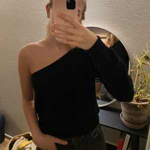 Half shoulder svart stickad tröja NAKD - Half shoulder stickad tröja från nakd. Endast använt fåtal tillfällen. Storlek S. Perfekt festtopp på vintern:)