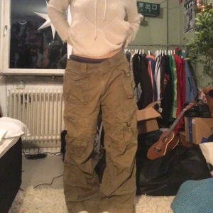 Cargo byxor - Coola cargo byxor, köpta secondhand men i bra skick. Dem är rätt förstora på mig som är M och 166, men man kan ju ha dem med skärp om man vill ha dem oversize. Skriv om du vill ha fler bilder eller har några frågor💕