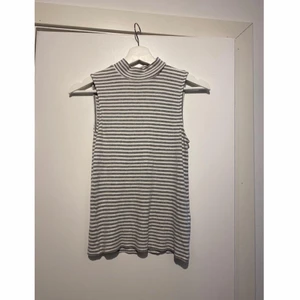 Linne  - Randigt linne med polokrage 