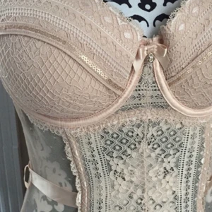 Rosa Korsett - Första bilden är lånad! Oanvänd korsett köpt från Censored. Köptes för 7 år sen men har tyvärr aldrig kommit till användning. Skriv om intresse finns!