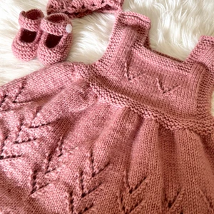 Barnkläder  - Stickad klänning med skor och hårband till. 100% ull. Passar fram till 6 månader gammal bebis. Är i nyskick, aldrig använd. Handmade 