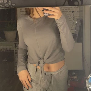 Grå tröja H&M - Tröja med knut, köpare står för frakt 🤍