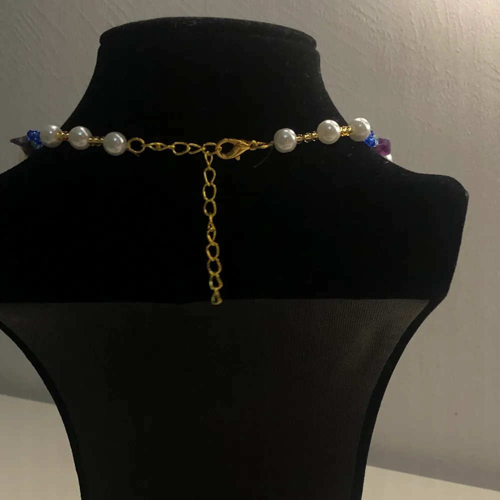 Superfint halsband med massa fina pärlor✨❤️. Halsbandet är gjort av elastisk tråd. Du kan bestämma längden själv☺️🙌❤️⚡️ Förlängningskedja ingår.Frakt ingår i priset!. Accessoarer.