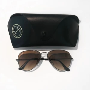Solglasögon Rayban  - Lägger ut igen pga oseriös köpare. Jättecoola rayban solglasögon i modellen ”RB 3025 aviator large metal 004/51”❤️ lägg bud vid intresse💥 Fordralet får ni självklart med!!