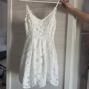 Vit klänning Nelly - Vit klänning använd 1 gång på skolavslutning. Nyskick! Prislapp kvar!!! Storlek 34. Från Nelly.com