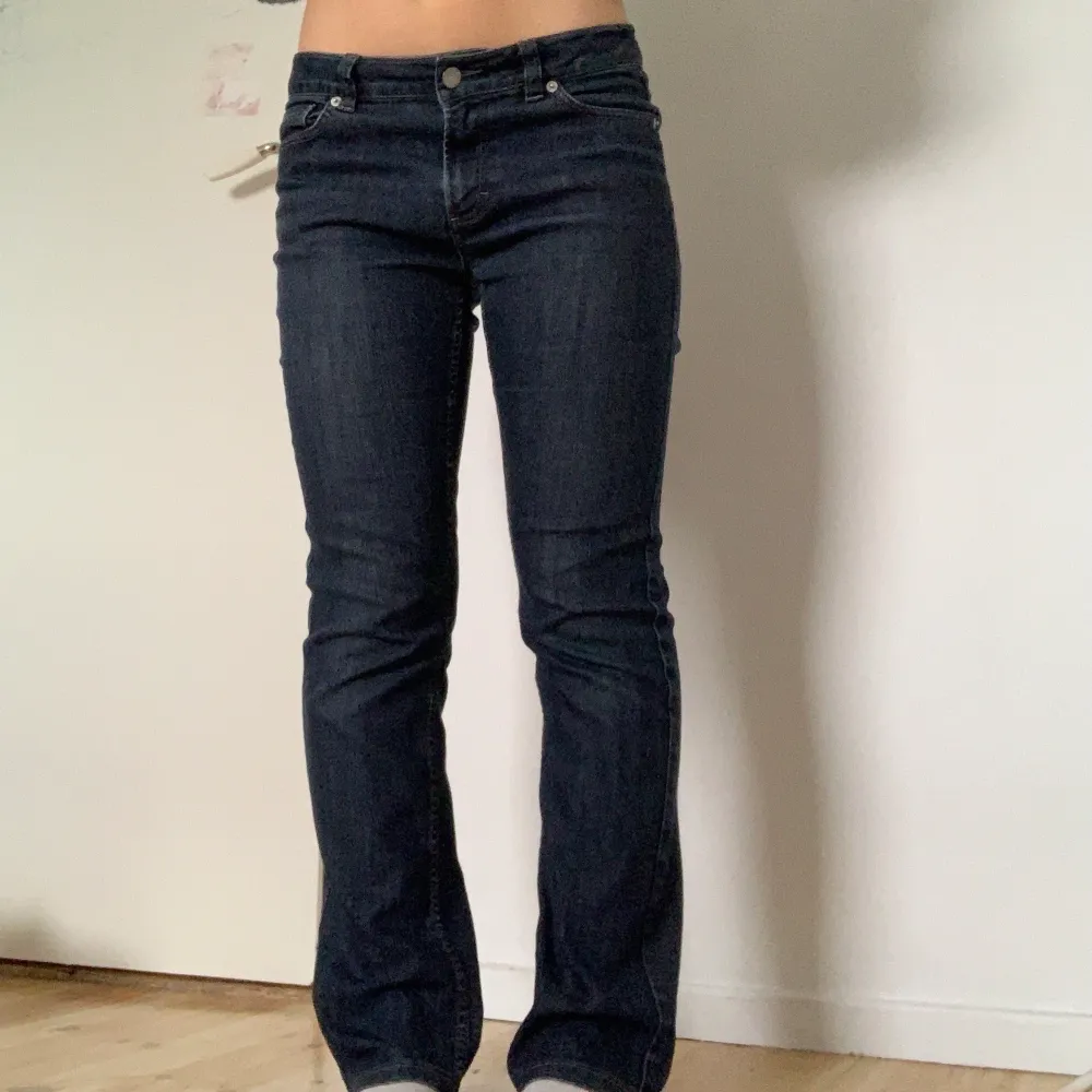Säljer min bootcut Wera jeans eftersom dem inte kommer till användning. Dem passar mig som ofta bär 36 men passar också en 38. Jag är en 161 ca. Dem är i helt nysick, kan mötas upp i Stockholm. . Jeans & Byxor.