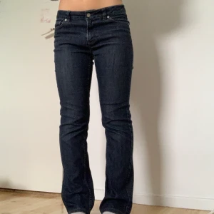 LÅGMIDJADE WERA JEANS - Säljer min bootcut Wera jeans eftersom dem inte kommer till användning. Dem passar mig som ofta bär 36 men passar också en 38. Jag är en 161 ca. Dem är i helt nysick, kan mötas upp i Stockholm. 