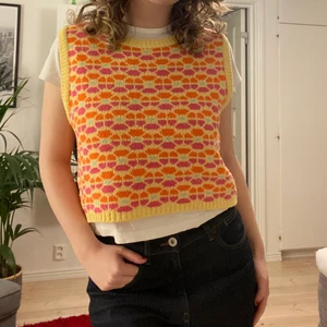 Stickad väst - Färgglad stickad väst från Zara. Sitter mer som en S.