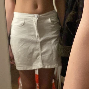 Kjol från humana - Köptes på humana för 150kr men kommer inte till användning så säljes. Förmodligen ursprungligen från cubus. 