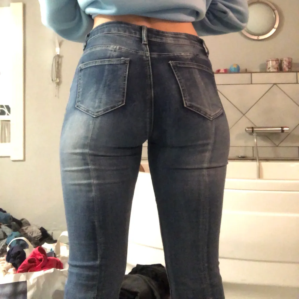 Fina mellanblå bootcut jeans med coola sömmar på baksidan. Jeans & Byxor.