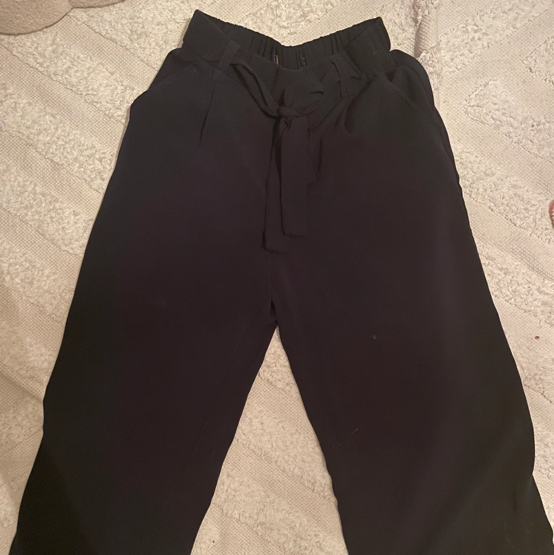 Croppade marinblå kostymbyxor