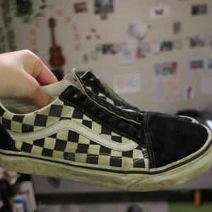 Vans  - Säljer mina vans då dom har blivit för små. Andvända i cirka ett år. Ganska slitna och smutsiga men inte sönder någon stans. Snörena har gått sönder men de går lätt att köpa till. Köpta för 900 och säljs för 350+frakt