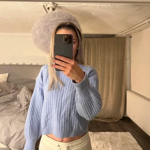 Stickad tröja  - En blå fin stickad tröja💙 bra skick då den inte kommit till användning. 