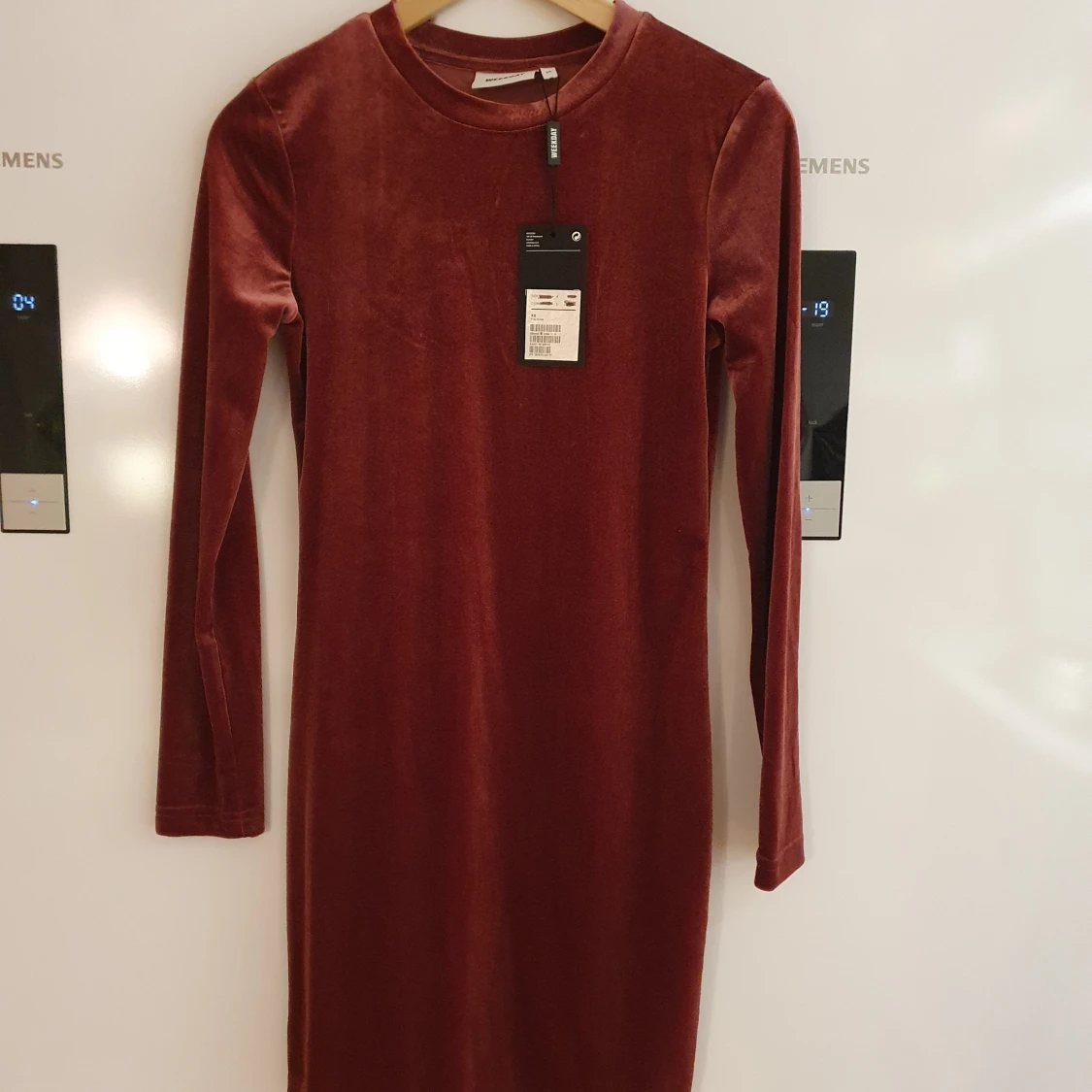 2 st klänningar från Weekday i sammet. 