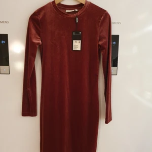 2 st klänningar från Weekday i sammet.  - 2 st klänningar från Weekday i sammet. Grön och vinröd i tight modell. Strl XS (I nyskick)