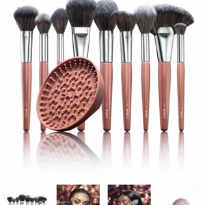 Caia borstar  - Säljer mina helt oanvända sminkborstar från caia då jag inte har behov av dem och det är försent för att lämna tillbaka. Nypris 1950💕 pris kan diskuteras vid snabb affär 