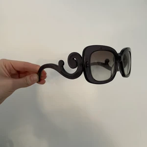 Prada solglasögon  - Säljer mina Prada solglasögon. Nypris 1 700kr, jättefin modell och passar bra till allt. 