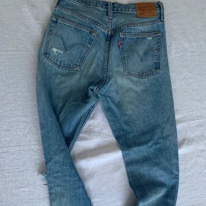 Levis’ Jeans - Boyfriend modell på dessa, köpt second hand!! är använda 1 ggn, säljer pga av att de ej kmr till användning :-) Fint skick
