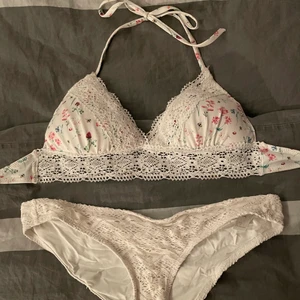 Bikini set - stl 36 - Säljer denna super söta bikini i storlek 36, frakten är antingen 27kr eller 66kr spårbart. Postbevis och gåva ingår alltid. Bikini setet är helt oanvänd och i nyskick 🤍