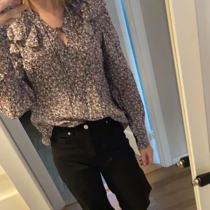 Blus från H&M i strl S - Nyköpt blus som är oanvänd. Den har fint knyte upptill och har perfekt längd. Nypriset är 199kr. Den kostar 50kr och frakten 62kr. 