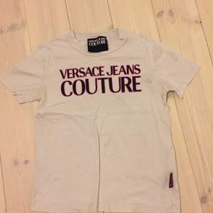 Hej! Jag säljer nu min fina Versace tröja, fick den i present ett tag sen men den är inte använd så mycket. Storleken är S, säljs pga behöver pengar, det är en A-kopia, 