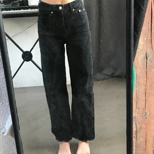Lager 157 Jeans XXS/XS - Bra jeans för någon som är liten och smal och har svårt att hitta jeans som passar rätt runt midjan. Dem är lite urtvättade och klippta där nere. Är man kortare kan man sy upp dem så slipper man den designen. *160cm* 40-50kg