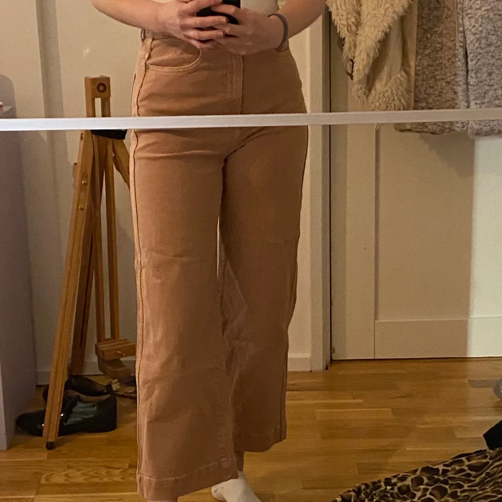 Rosa jeans från weekday! Mkt mer rosa i verkligheten, någorlunda stretchigt material. Knappt använda:(. Farkut & Housut.