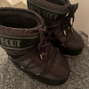 Moonboots - Låga svarta moonboots i satin och sammet som inte säljs längre! Köptes förra vintern för ca 2000 och är bara använda max fem gånger då de inte passade mig. Storlek 39-41