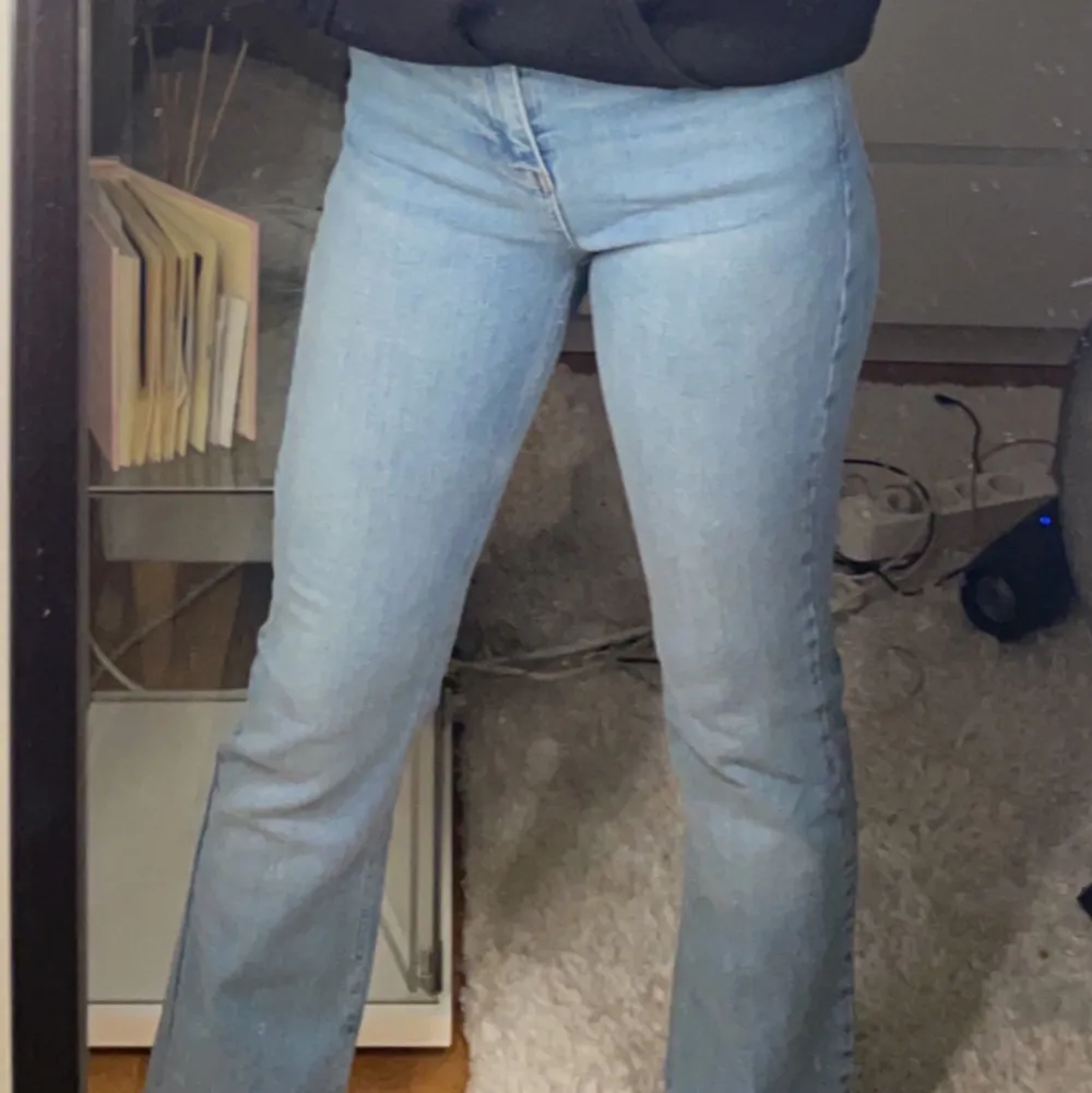 Fina jeans i storlek 34 men jag är 1,60 och kan typ att dom är lite för korta men det är nog en smak sak. Dom är använda ugnefär 2-3 gånger (Frakten är redan beräknad i priset!) . Jeans & Byxor.
