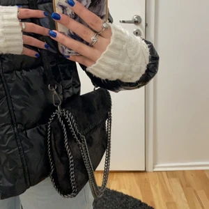 Stella liknande väska - En svart trendig stella McCartney liknande väska🖤 Väskan har inga defekter eller liknande💕 Buda bara om du kan betala. Köp direkt för 650 💕 BANDET går att justera (göra både kortare och längre) med den där grejen som ni ser på andra bilden❗️❗️