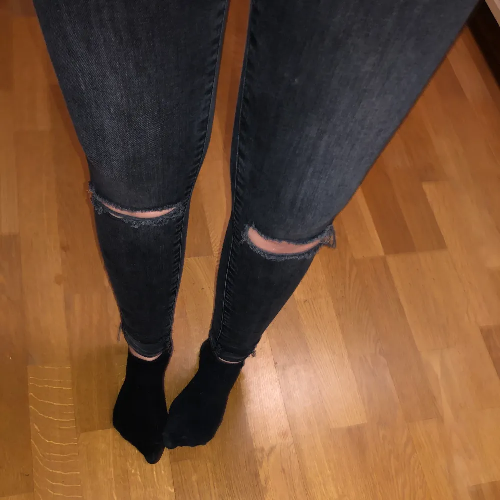 Svarta jeans från Gina, storlek 36, har slitningar på båda knän. Jeans & Byxor.